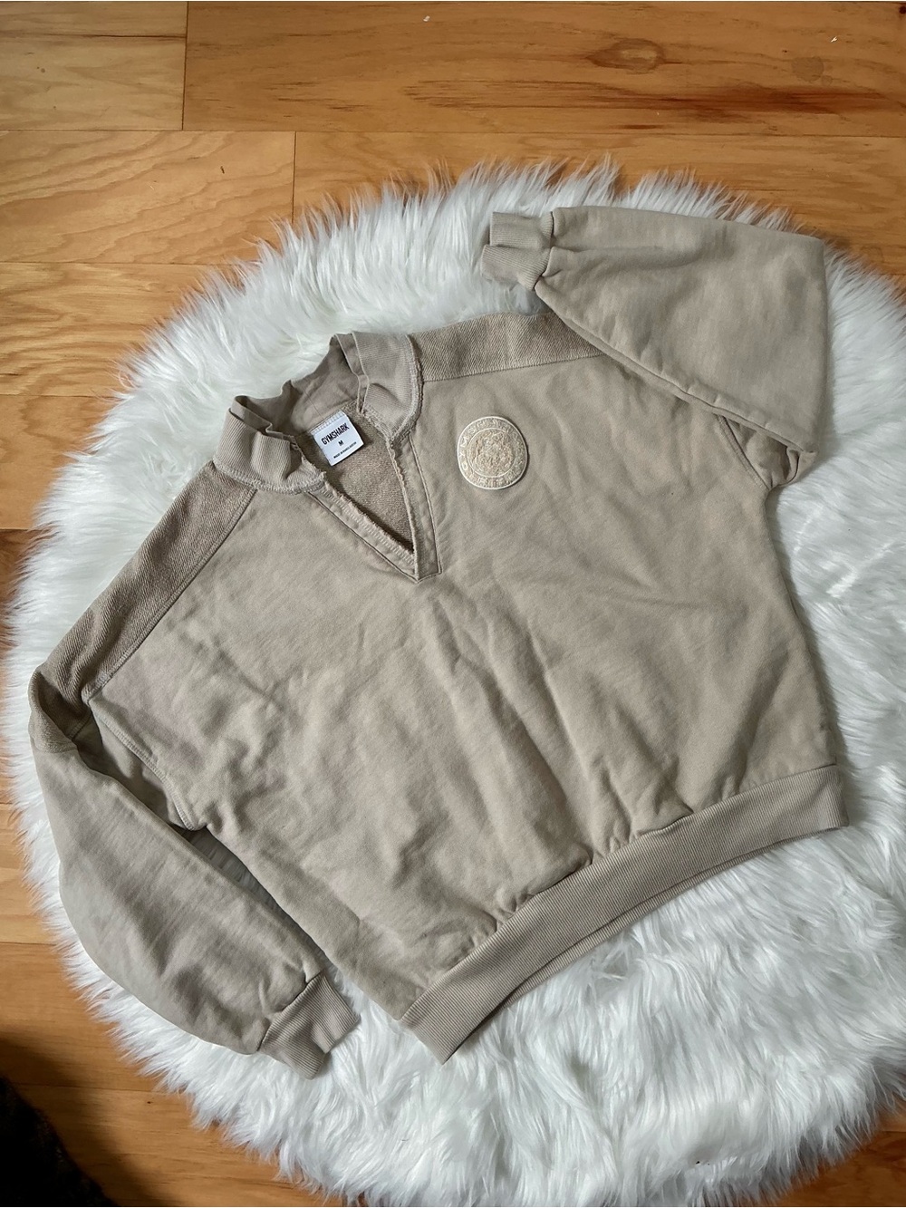 Gymshark Beige V‑Notch Cropped Pullover with Embroidered Crest Size Medium